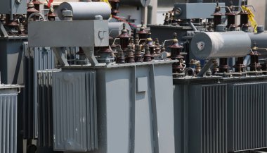 yüksek gerilim dönüştürmek için birçok elektrik transformatörleri 