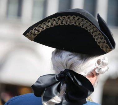 arka plan o ile metin beyaz peruk ve antika şapka ile adam