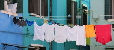 iç çamaşırı külot ve iç çamaşırı ve giysi typica asılı