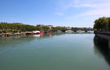 Fransa'da Lyon City Rhone denilen geniş nehir