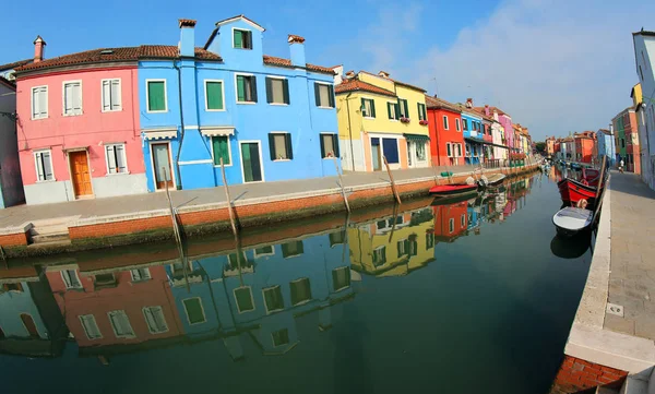 Maisons colorées sur l'île de Burano photographié avec le t — Photo