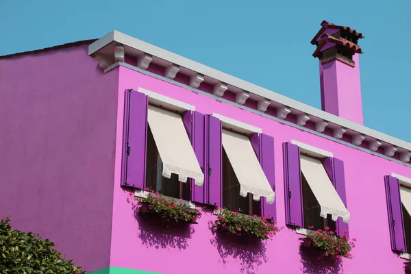 Akdeniz bölgelerine özgü mor renkte renkli ev — Stok fotoğraf