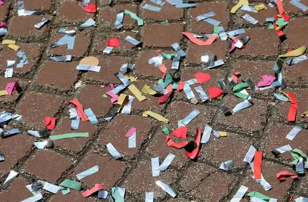 Confeti colorido lanzado durante un desfile de carnaval —  Fotos de Stock