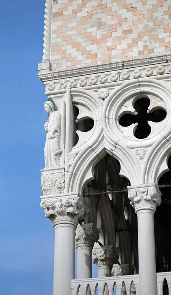 Detail van het hertogelijk paleis in Venetië Italië — Stockfoto