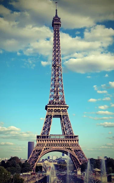 Torre Eiffel em Paris com nuvens brancas no céu e um vintage — Fotografia de Stock
