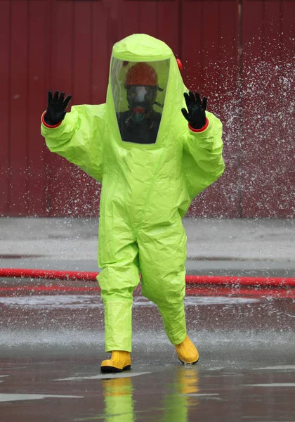 Bombero lleva un traje especial para extinguir un fuego causado por la química — Foto de Stock