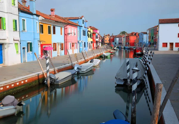 Łodzi na wyspie Burano w pobliżu Wenecji we Włoszech sfotografowane — Zdjęcie stockowe
