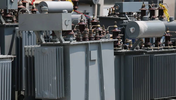 Viele elektrische Transformatoren zur Umwandlung der Spannung von hohen — Stockfoto