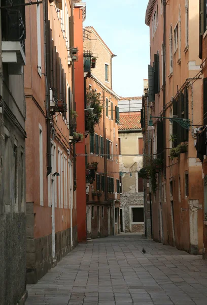 Úzká ulice na ostrově Benátky v Itálii. Ulice jsou — Stock fotografie
