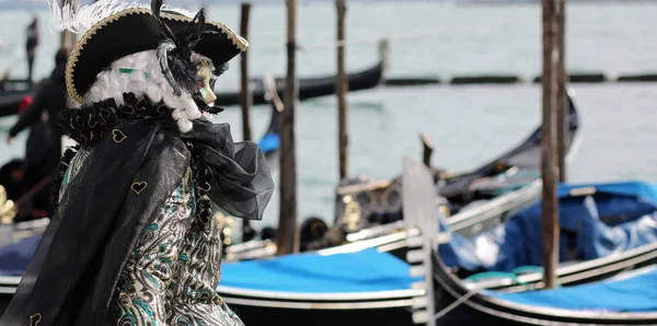 Mask and gondolas in the island of Venice during the carnival — Stock Photo, Image