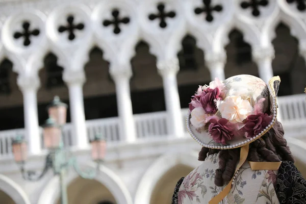 Maske und das Historische im Hintergrund auf der Insel Venedig — Stockfoto
