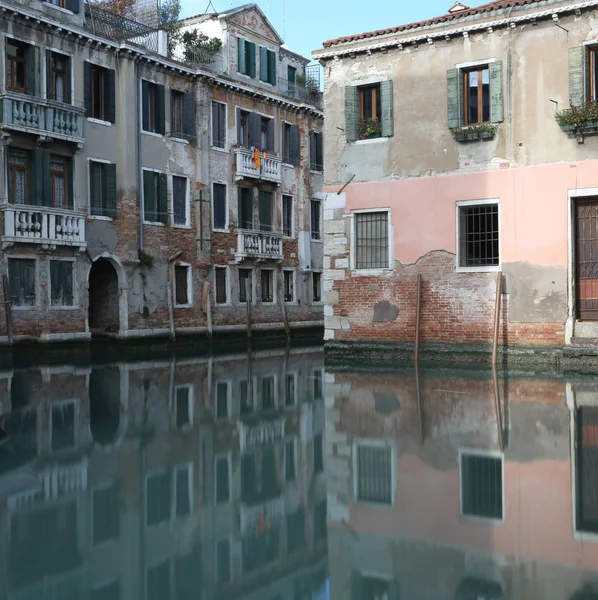 Palacio con la reflexión sobre el agua del canal navegable i — Foto de Stock