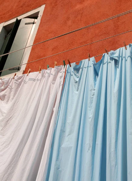 Lençóis e roupas pendurados na típica pequena aldeia da Europ — Fotografia de Stock