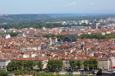 Fransa'da Lyon şehrinin birçok evi ile panoramik görünümü 