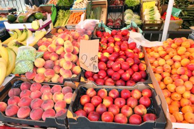 fiyat etiketi ile pazar ve şeftali kutuları standı