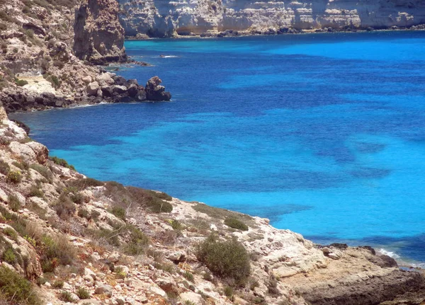 Yaz aylarında mavi deniz ve kayalıklar — Stok fotoğraf