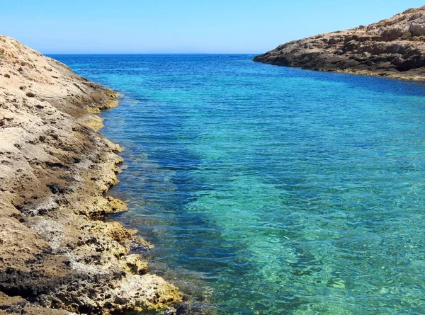 Isla de Lampedusa y Mar Mediterráneo en Italia — Foto de Stock