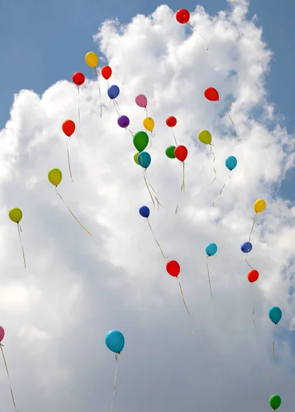 Globos de colores volando en el cielo con nubes blancas en el bac —  Fotos de Stock