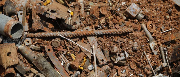 Veel verroeste gebroken voorwerpen in de junkyar — Stockfoto