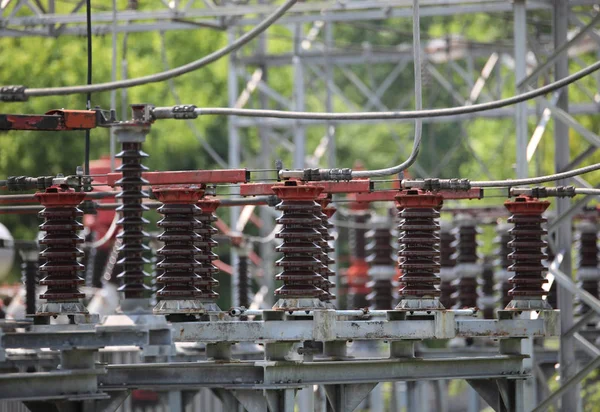 Disyuntores en la central eléctrica que genera electricidad f —  Fotos de Stock