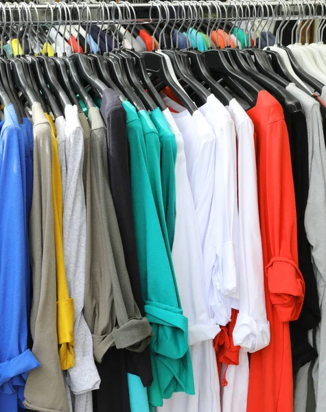 Many t-shirts for sale at local market — Stock Photo, Image