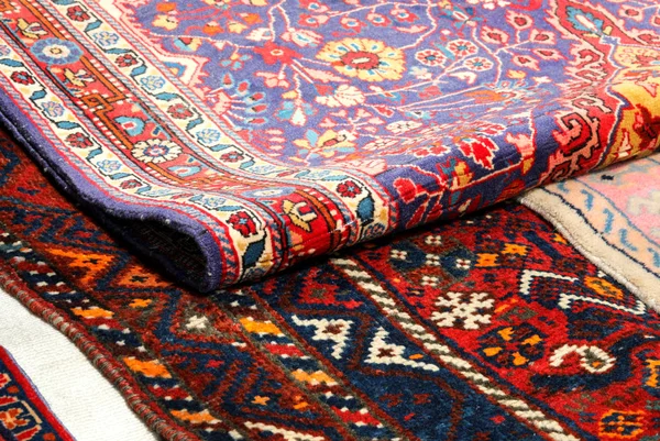 Precious Asian carpets for sale in the shop specializing in luxu — Stock Photo, Image