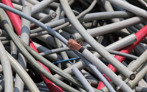 Wirwar van veel elektrische kabels op de stortplaats voor het herstel — Stockfoto