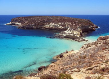 İtalya'da Lampedusa adası ve Ada Isola dei Conigl denir