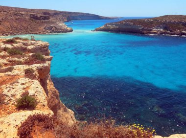 İtalya'da Lampedusa Adası'nda mavi deniz