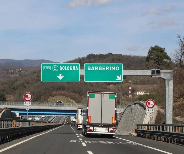イタリアの大きな高速道路の標識 — ストック写真