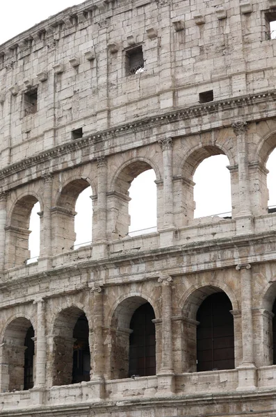 Detalhe do Coliseu também chamado Colosseo em língua italiana em R — Fotografia de Stock