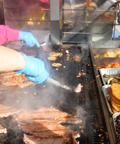 Cozinha costeletas em uma grelha do festival — Fotografia de Stock