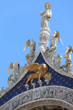 V Bazilikası cephesinde kanatları ile altın lion detay