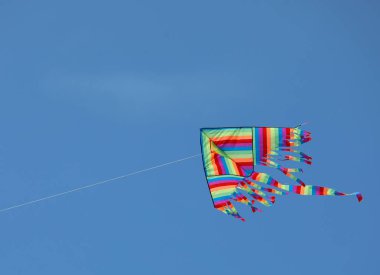 mavi gökyüzü ve büyük bir uçurtma