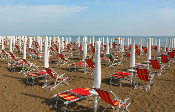 Tatil i kumlu plajda güneş şemsiye ve şezlong — Stok fotoğraf