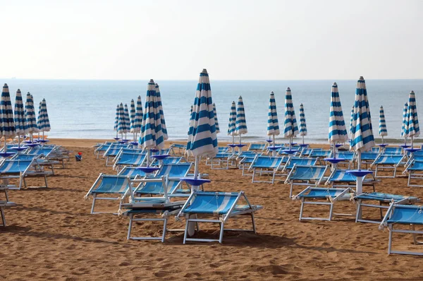 Ombrellone e sdraio sulla spiaggia sabbiosa del resort in summ — Foto Stock