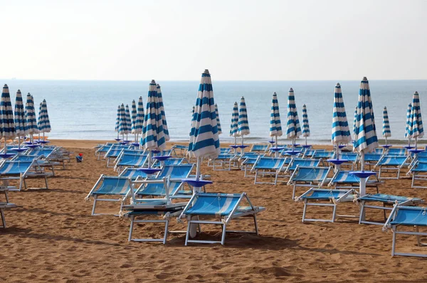 Napernyő és nyugágy a homokos strandon az üdülőhely összef — Stock Fotó