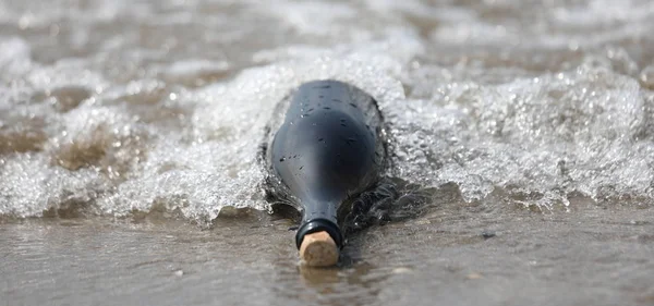 Una botella en la playa —  Fotos de Stock