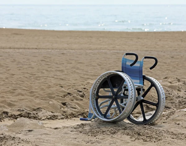 Sahilde büyük metal jantlar ile özel tekerlekli sandalye — Stok fotoğraf