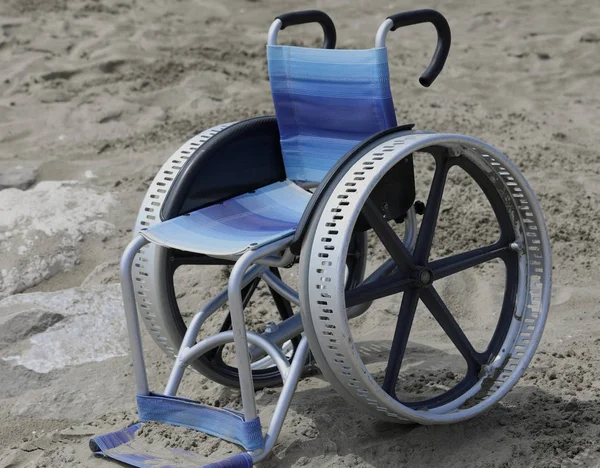 大きい金属車輪が付いている特別な車椅子 — ストック写真
