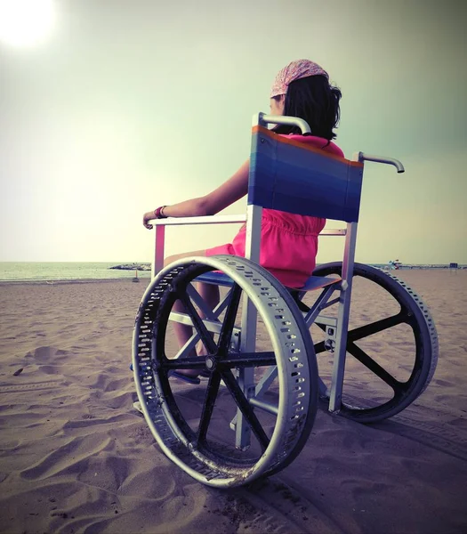 Menina na cadeira de rodas com efeito velho vintqage tonificado — Fotografia de Stock