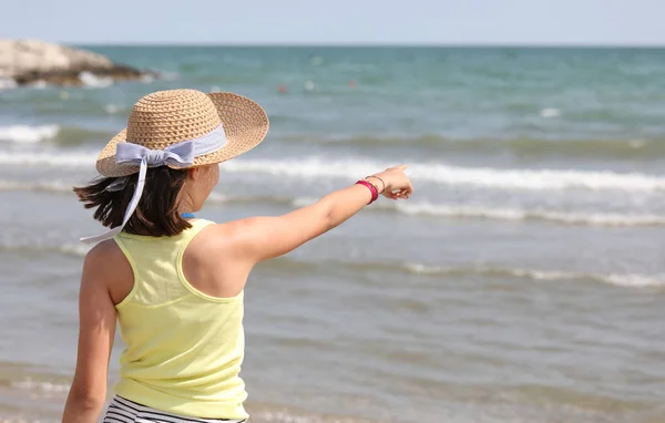 Jeune fille par la mer — Photo