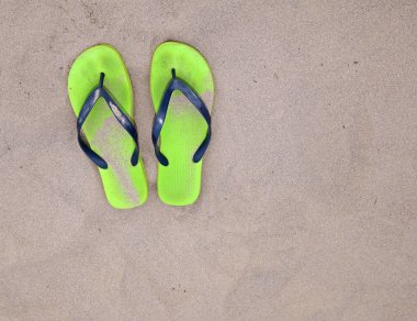 yaz tatilleri sırasında denizin kum plajda flip flop