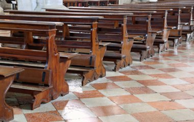 ahşap tahtalardan yapılmış boş kilise bankları ve hiçbir inanan dua