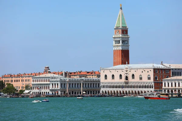 Wenecka Laguna i dzwonnica Świętego Marka i Ducal Palac — Zdjęcie stockowe