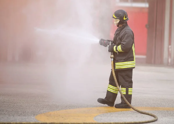 Brandman i aktion med skum — Stockfoto