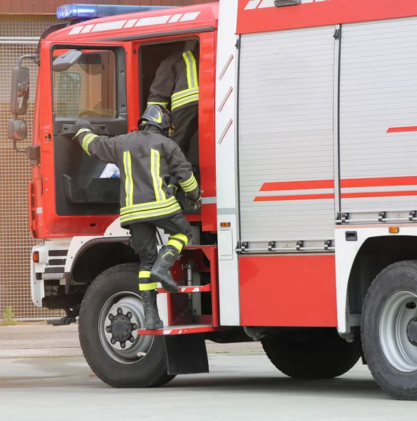 Fireman and the fire engine — Stock Photo, Image