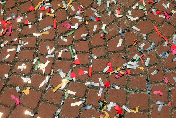 Confeti de color durante la fiesta de carnaval en el suelo pavimentado — Foto de Stock