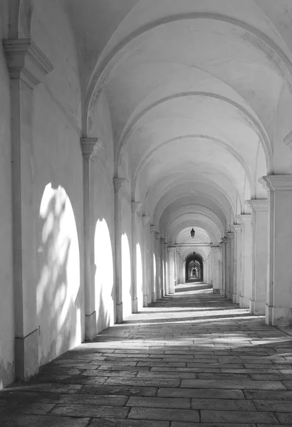 Arcos blancos en la colina —  Fotos de Stock