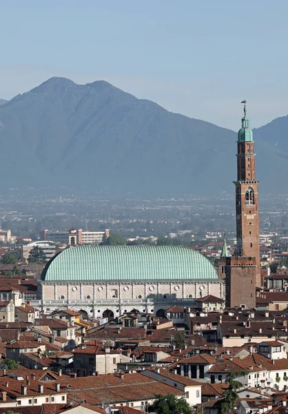 Basilica Palladiana Vicenza városban Olaszországban és a torony Calle — Stock Fotó